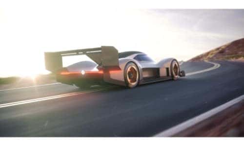 https://di-uploads-pod2.dealerinspire.com/carlblackautosuperstore/uploads/2020/02/Volkswagen-I.D-R-Pikes-Peak-concept-electric-racing-car-exterior-rear-shot-of-bumper-and-spoiler-with-highway-sun-flare_o.jpg