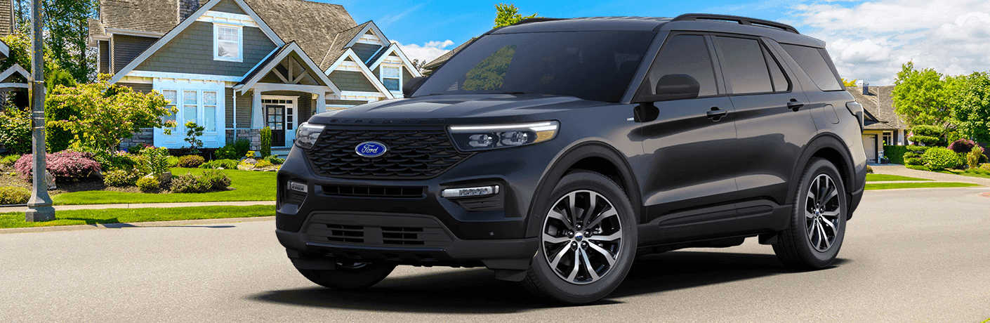 2023 Ford Explorer Limited front view parked by a house