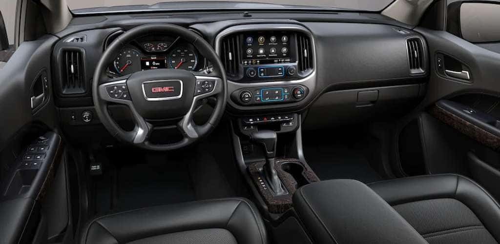 The controls and front seating in the 2022 GMC Canyon