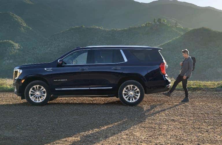 Person opening the 2021 GMC Yukon with a foot