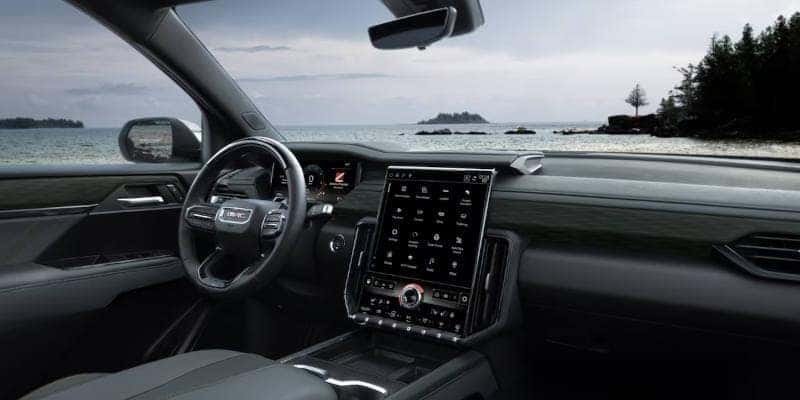 The cockpit, displays, and controls in the 2024 GMC Acadia.