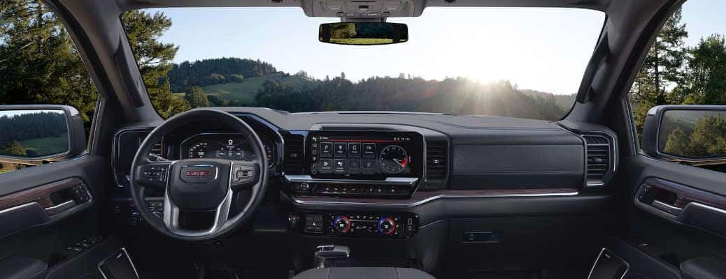 The cockpit and controls in the 2025 GMC Sierra 1500.