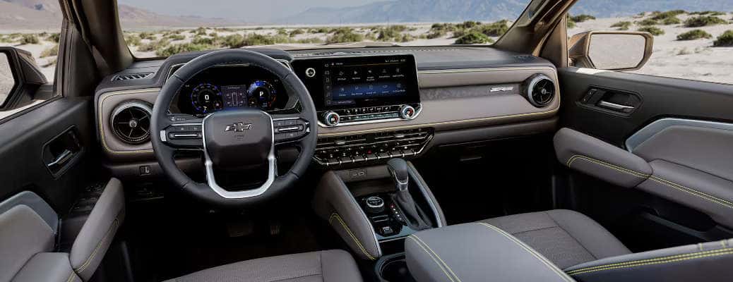 The cockpit and infotainment system in the 2025 Chevy Colorado.