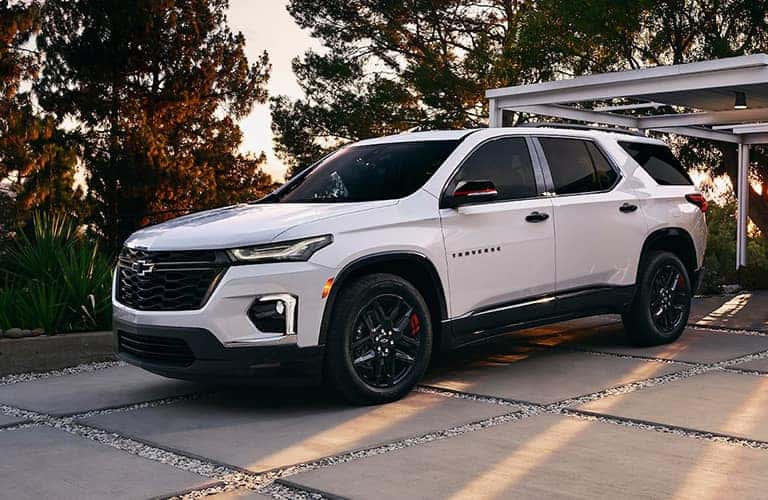 2023 Chevrolet Traverse side and front view
