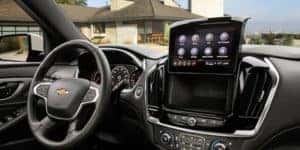 The infotainment system and digital dashboard in the new 2022 Chevy Traverse