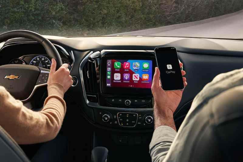 The connectivity features in the new 2023 Chevy Traverse, including the infotainment screen.
