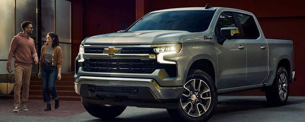 An exterior view of the 2023 Chevy Silverado 1500, which has excellent connectivity features.