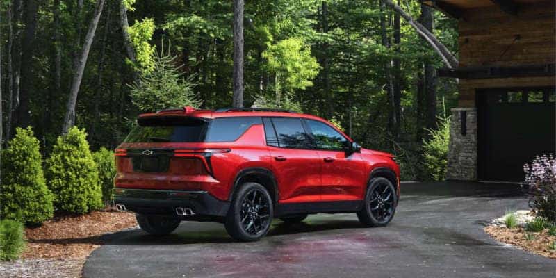 A rear quarter view of the 2025 Chevy Traverse near Nashville, TN.